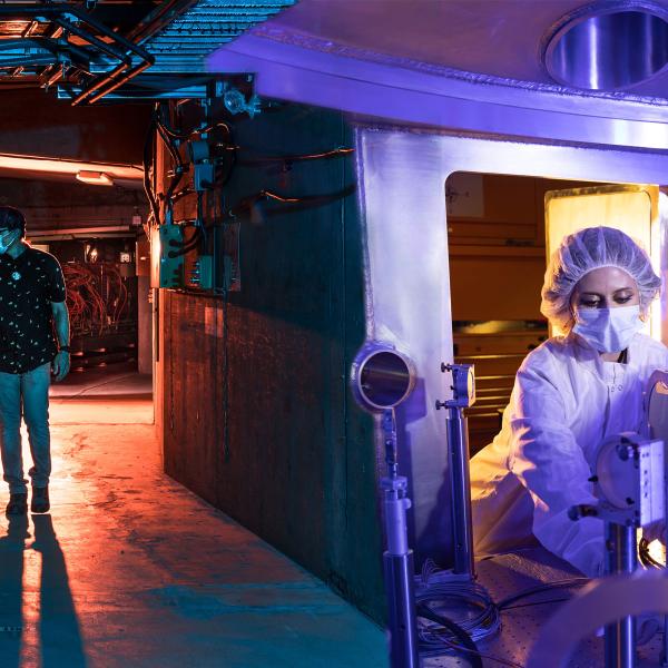 Facilities at SLAC with SPEAR3 at Stanford Synchrotron Radiation Lightsource (SSRL) to the left and Matter in Extreme Conditions (MEC) hutch to the right. 